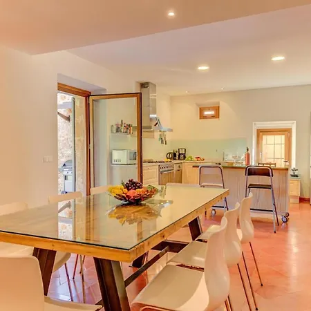 Villa Sleeps 8 With Air Con And Wifi *