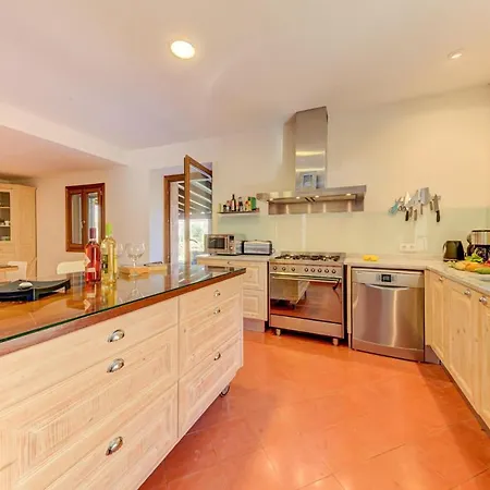Sleeps 8 With Air Con And Wifi Villa Pollença