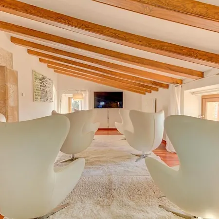 Sleeps 8 With Air Con And Wifi Pollença