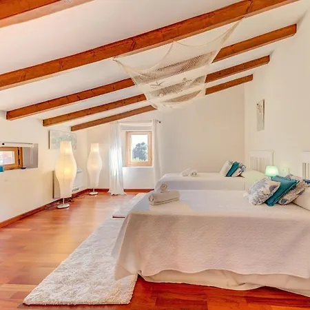 Villa Sleeps 8 With Air Con And Wifi