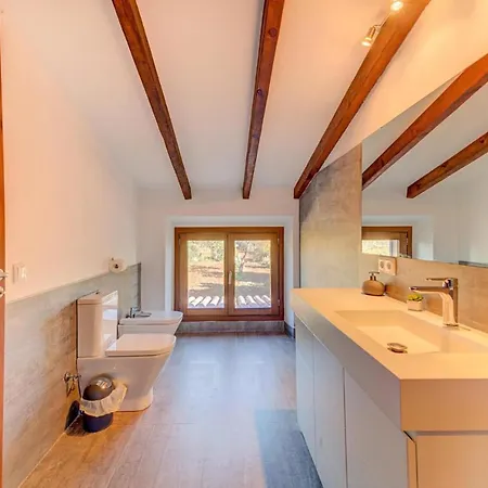 Villa Sleeps 8 With Air Con And Wifi